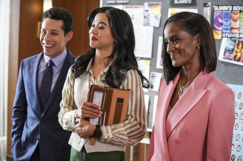 Ein neuer Fall vereint (v.l.) Billy (David Del Rio), Sarah (Leah Lewis) und ihre Chefin Olympia (Skye P. Marshall) – Bild: CBS Broadcasting Inc. /​ Michael Yarish