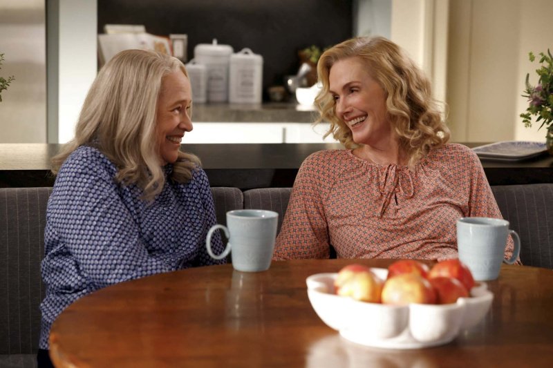 Eigentlich verstehen sich Matty (Kathy Bates) und ihre Schwester Bitsy (Julie Hagerty, r.) gut – Bild: © 2024 CBS Broadcasting, Inc. All Rights Reserved.  /​ Sonja Flemming