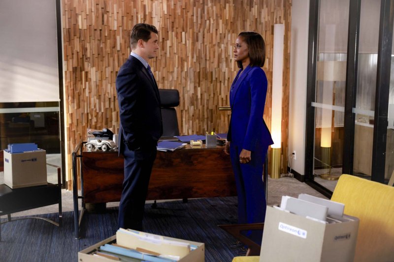 Julian (Jason Ritter) und Olympia (Skye P. Marshall) pflegen ihr schwieriges Verhältnis – Bild: CBS Broadcasting Inc. /​ Sonja Flemming