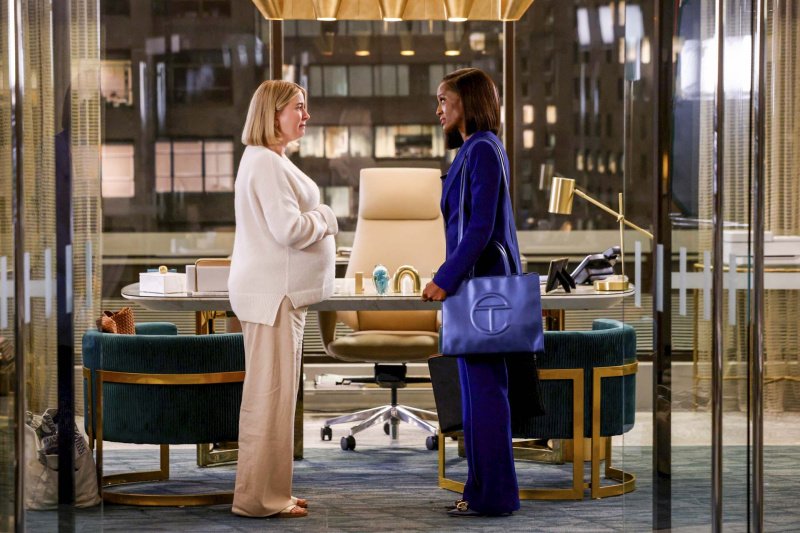 Amy (Eliza Bennett) braucht schnelle Hilfe von Olympia Lawrence (Skye P. Marshall, r.) – Bild: CBS Broadcasting Inc. /​ Sonja Flemming