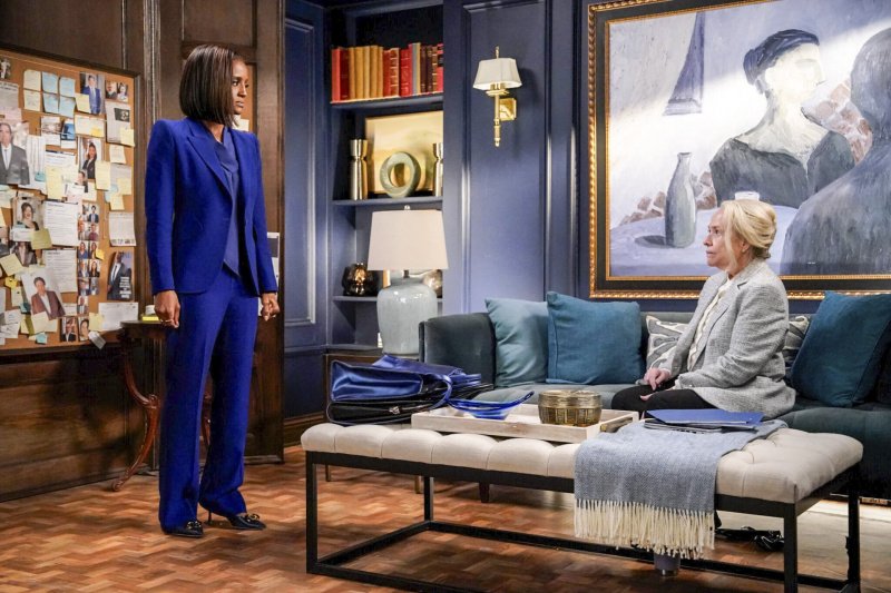 Matty (Kathy Bates) erläutert Olympia (Skye P. Marshall, l.) ihren Verdacht – Bild: CBS Broadcasting, Inc. /​ Robert Voets