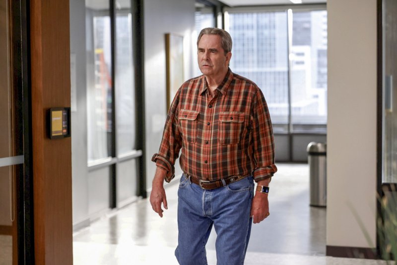 Howard „Senior“ Markston (Beau Bridges) stutzt über Ereignisse in der Kanzlei – Bild: CBS Broadcasting Inc. /​ Sonja Flemming