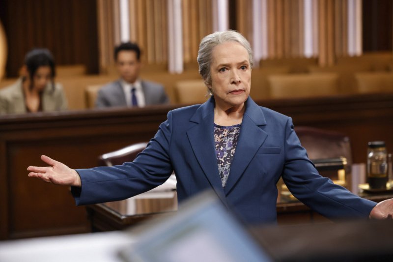 Madeline Matlock (Kathy Bates) argumentiert geschickt vor Gericht – Bild: CBS Broadcasting Inc. /​ Sonja Flemming