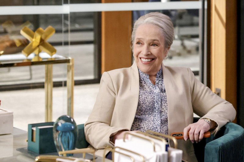 Madeline Matlock (Kathy Bates) hat Lunte gerochen – Bild: CBS Broadcasting Inc. /​ Sonja Flemming