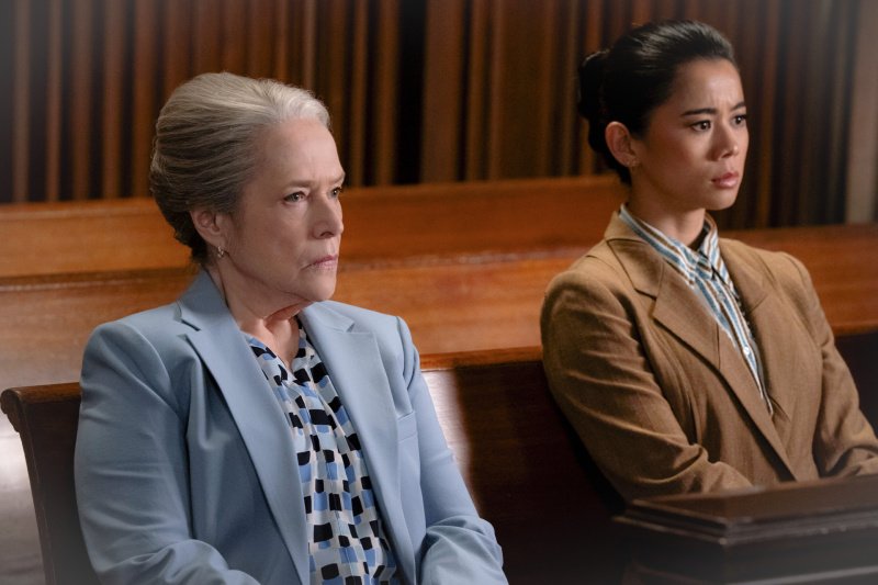 Madeline Matlock (Kathy Bates) und Sarah Franklin, r.) wollen helfen – Bild: CBS Broadcasting Inc. /​ Michael Yarish