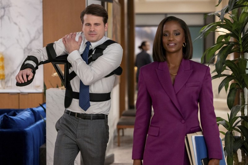 Olympia (Skype P. Marshall) bedauert Julian (Jason Ritter) – Bild: CBS Broadcasting Inc. /​ Sonja Flemming