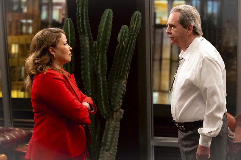 Eva Muñoz (Justina Machado) spricht mit Howard Markston (Beau Bridges) – Bild: CBS Broadcasting Inc. /​ Michael Yarish