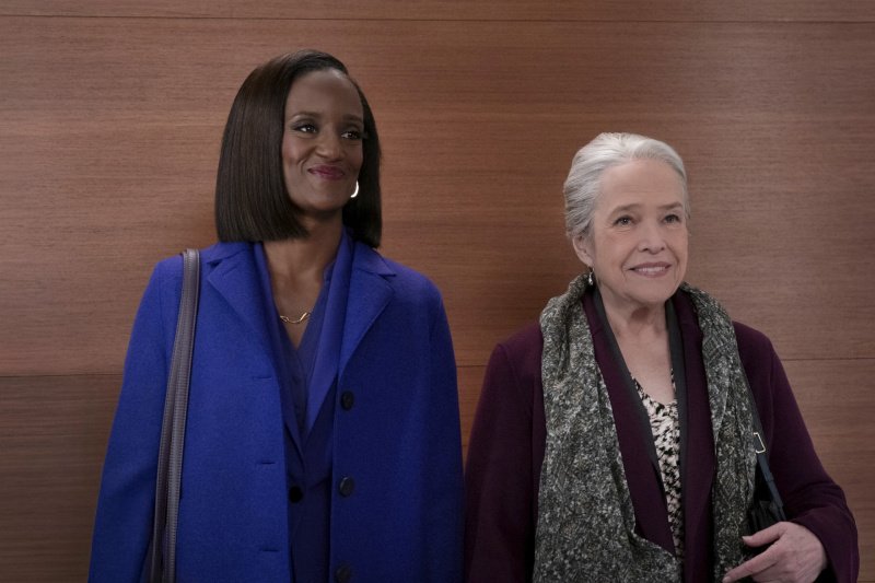 Olympia (Skye P. Marshall) und Matty (Kathy Bates, r.) lassen sich kaum erschüttern – Bild: CBS Broadcasting Inc. /​ Michael Yarish