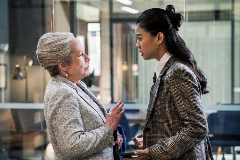 Matty (Kathy Bates) will Sarah (Leah Lewis, r.) beruhigen – Bild: CBS Broadcasting Inc. /​ Michael Yarish
