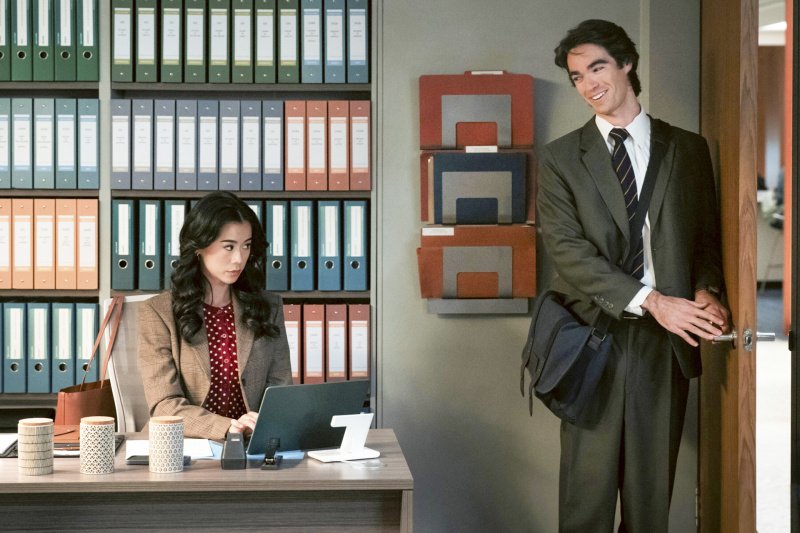 Hunter (Henry Haber) fällt bei Sarah (Leah Lewis) mit der Tür ins Haus – Bild: CBS Broadcasting Inc. /​ Michael Yarish