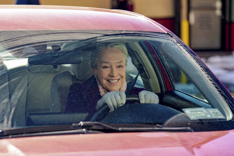 Lustvoll arrangiert Matty (Kathy Bates) einen Autounfall – Bild: CBS Broadcasting Inc. /​ Michael Yarish