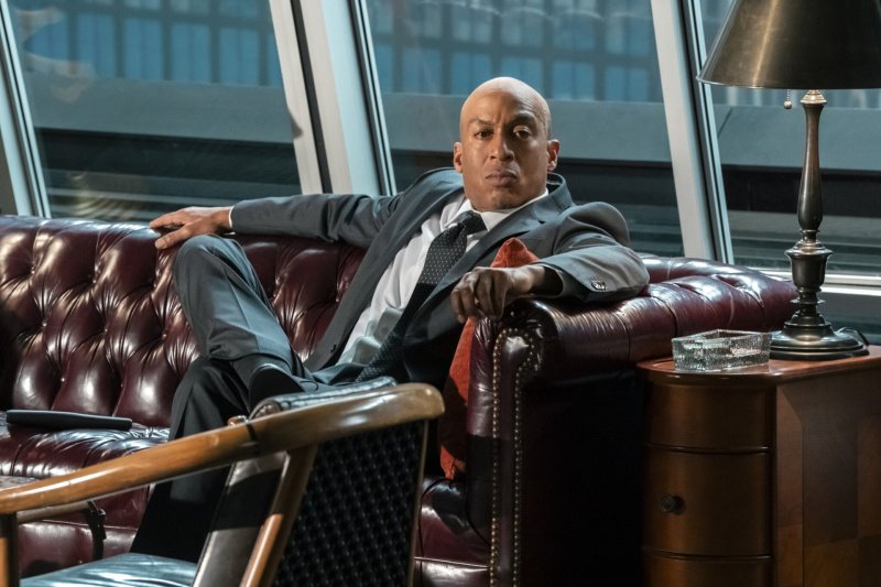 Lester Logan (James Lesure) prüft seine Möglichkeiten – Bild: CBS Broadcasting Inc. /​ Michael Yarish