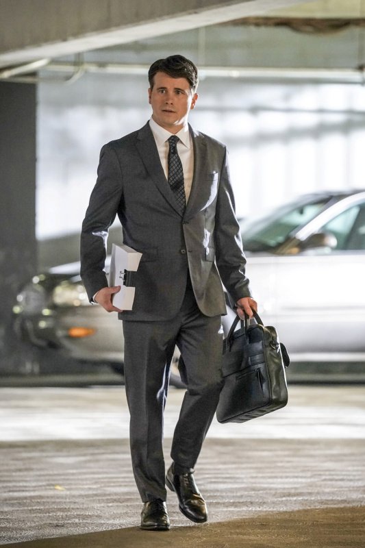 Julian Markston (Jason Ritter) fasst einen Entschluss – Bild: CBS Broadcasting Inc. /​ Michael Yarish
