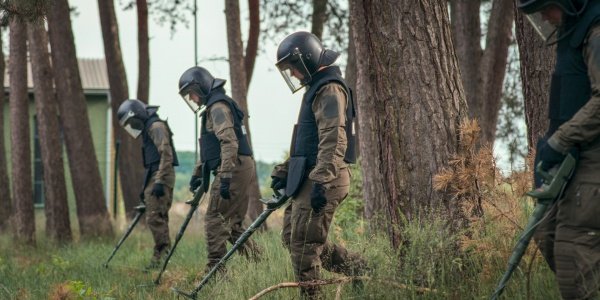 Polizisten durchsuchen das ehemalige Militärgelände – Bild: Courtesy of Netflix