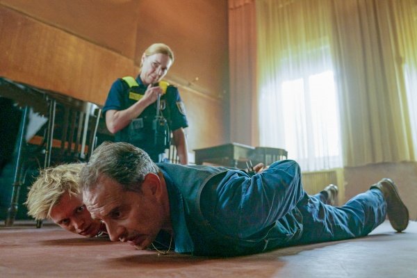Mika und Viktor (r.) enden bodenständig beim Überfall – Bild: Julia Terjung /​ Real Film /​ Amazon MGM Studios