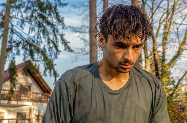 Malik (Arsenij Walker) kennt Drogen und Ängste allzu gut – Bild: SR/​Real Film Berlin/​Maor Weisburd