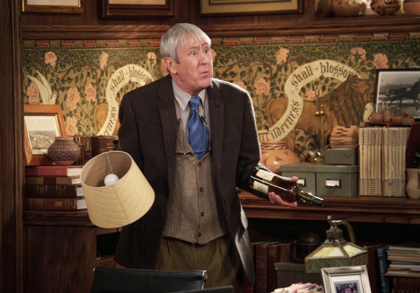 Alan (Nicholas Lyndhurst) sucht den verschwundenen Alkohol – Bild: Chris Haston /​ Paramount+