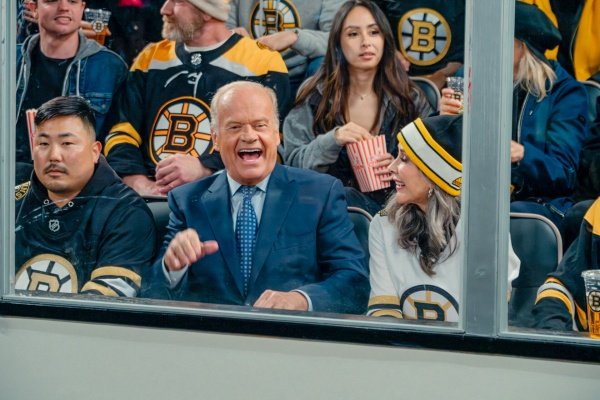 Dank Holly (Patricia Heaton) genießt Frasier sogar Hockey – Bild: Chris Haston /​ Paramount+
