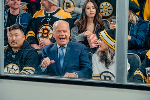 Dank Holly (Patricia Heaton) genießt Frasier sogar Hockey – Bild: Chris Haston /​ Paramount+