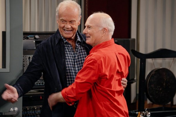 Frasier und Bulldog (Dan Butler) entdecken andere Seiten – Bild: Chris Haston /​ Paramount+