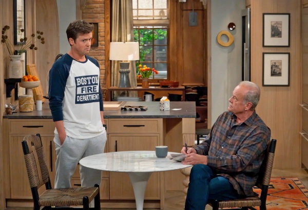 Dad (Kelsey Grammer) kränkt Freddy (Jack Cutmore-Scott) – Bild: Chris Haston /​ Paramount+