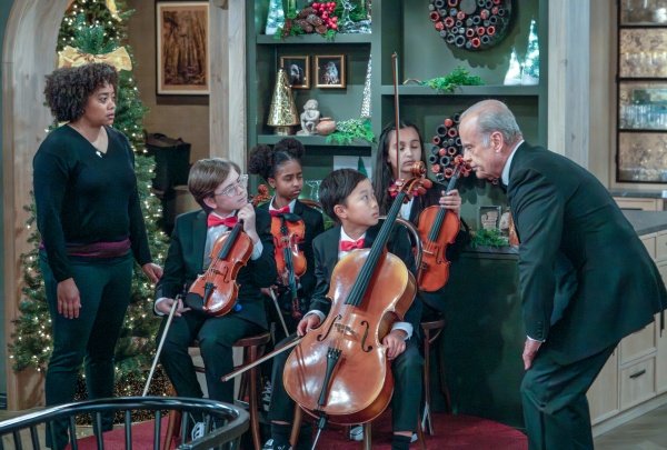 Frasier hat eine andere Musik zur Weihnachtsfeier geplant – Bild: Chris Haston /​ Paramount+