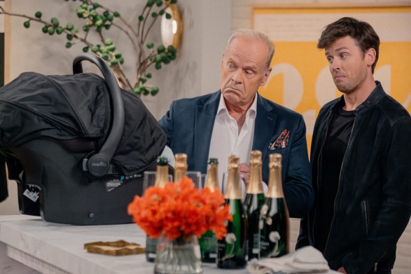 Baby hilft Frasier und Freddy (Jack Cutmore-Scott) – Bild: Chris Haston /​ Paramount+