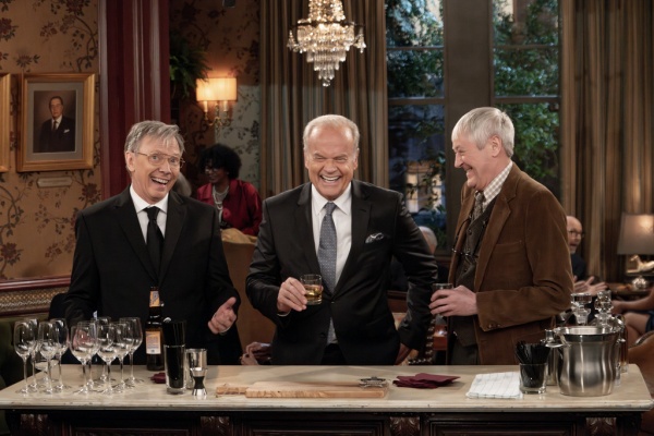 Frasier (M.) und Alan (Nicholas Lyndhurst, r.) netzwerken – Bild: Chris Haston /​ Paramount+