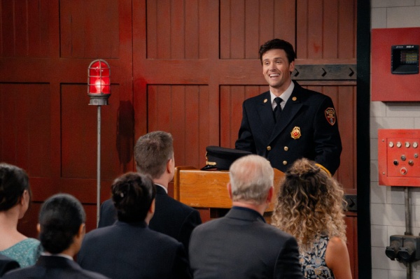 Freddy (Jack Cutmore-Scott) erinnert an Freund und Kollegen – Bild: Chris Haston /​ Paramount+