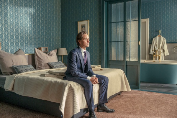 Björn (Tom Schilling) denkt nochmal über Alles nach – Bild: Stephan Rabold /​ Netflix