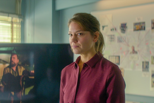 Nicole (Britta Hammelstein) grübelt über Leichen – Bild: Courtesy of Netflix