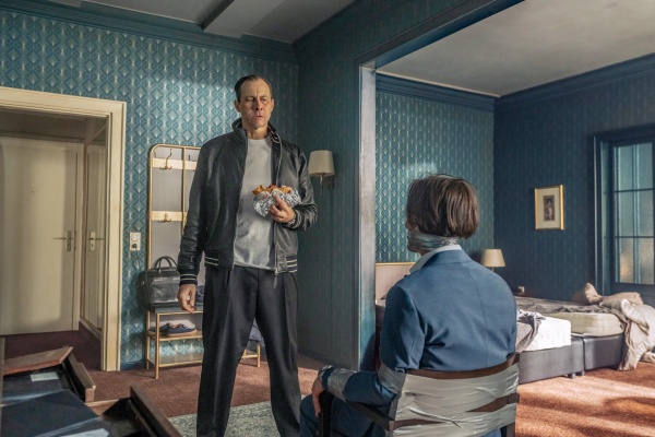 Toni (Marc Hosemann, l.) bedrängt Björn (Tom Schilling) – Bild: Stephan Rabold /​ Netflix