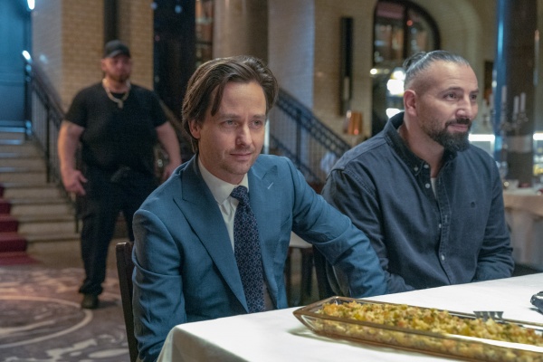 Björn (Tom Schilling, l.) und Sascha (Murathan Muslu) feixen – Bild: Stephan Rabold /​ Netflix