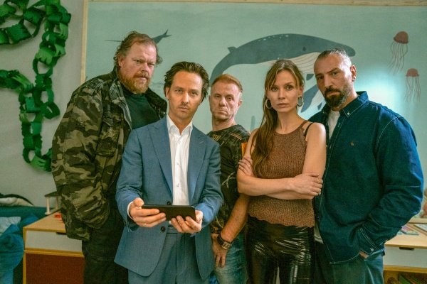 Björn (Tom Schilling, 2.v.l.) löst Probleme mit der Kita – Bild: Netflix