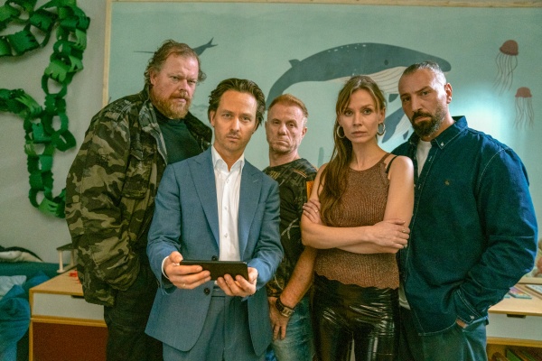 Björn (Tom Schilling, 2.v.l.) löst Probleme mit der Kita – Bild: Netflix