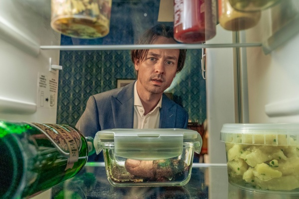 Björn (Tom Schilling) muss Daumen drücken – Bild: Stephan Rabold /​ Netflix