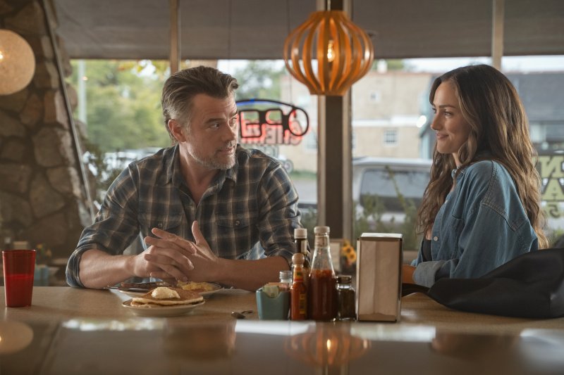 Staten (Josh Duhamel) und Quinn (Minka Kelly) – Bild: © 2025 Netflix, Inc. /​ Jeff Neumann