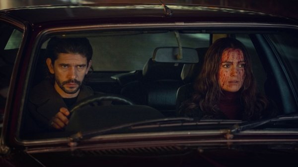 Ben Whishaw, Keira Knightley – Bild: Ludovic Robert/​Netflix