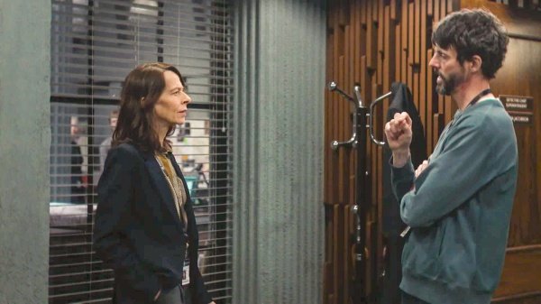 Ist es wahr, dass Merritt (Chloe Pirrie) mit Carl (Matthew Goode) spricht? – Bild: Courtesy of Netflix
