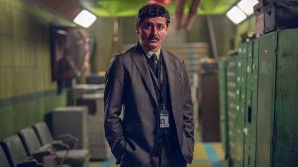 Akram (Alexej Manelov) bleibt hartnäckig – Bild: Justin Downing /​ Netflix