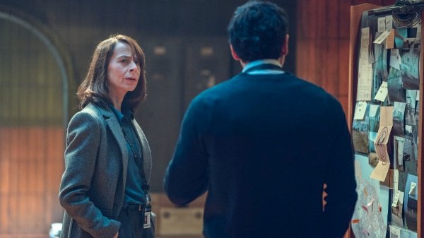 Moira Jacobson (Kate Dickie) mischt sich ein – Bild: Jamie Simpson /​ Netflix