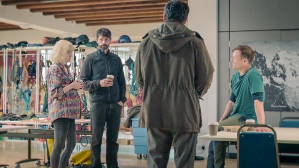 Chloe (Kim Allen), Carl (Matthew Goode), Akram (Alexej Manelov) und Paul (Alec Newman) starten durch – Bild: Courtesy of Netflix