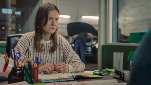 Zeugin Caroline Kerr (Lily Knight) erscheint im Traum – Bild: Courtesy of Netflix