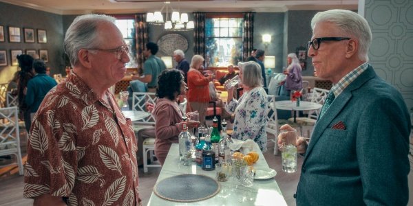 Elliot (John Getz, l.) misstraut Charles (Ted Danson) – Bild: Courtesy of Netflix 2024