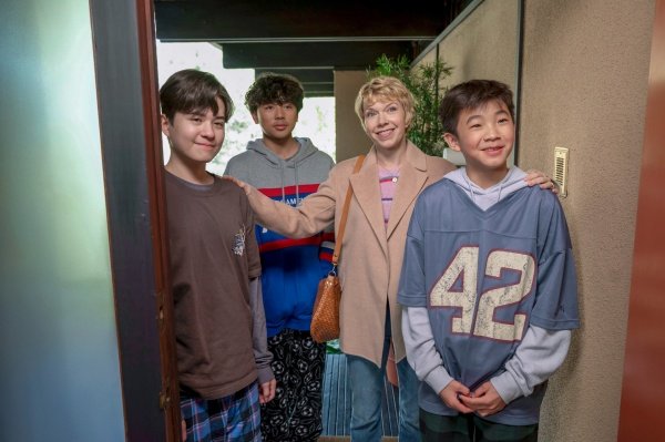 Emily liebt ihre Söhne (v.l.) Nico, Wyatt und Jace (Deuce Basco) – Bild: Colleen E. Hayes /​ Netflix 2024