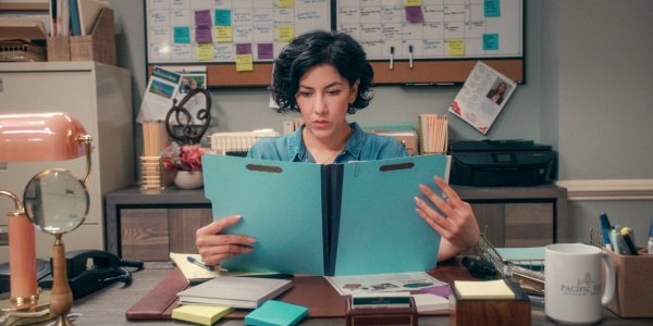 Didi (Stephanie Beatriz) kennt sich aus – Bild: Courtesy of Netflix 2024