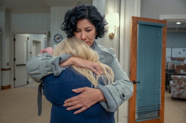 Didi (Stephanie Beatriz) tröstet Virginia (Sally Struthers) – Bild: Colleen E. Hayes /​ Netflix 2024