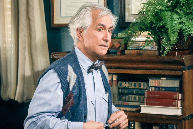 Dr. Benjamin Cole (David Strathairn) liebt englische Literatur – Bild: Courtesy of Netflix