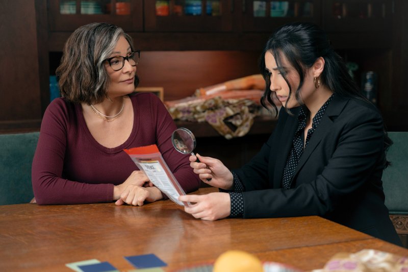 Vanessa (Constance Marie, l.) und Julie (Lilah Richcreek Estrada) staunen – Bild: Colleen E. Hayes /​ Netflix