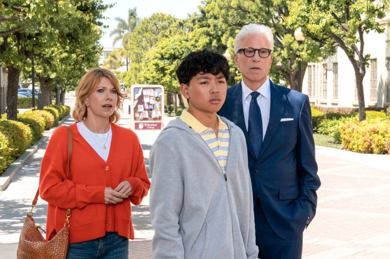 Emily (Mary Elizabeth Ellis) und Jace (Deuce Basco) helfen Charles (Ted Danson, r.) – Bild: Colleen E. Hayes /​ Netflix